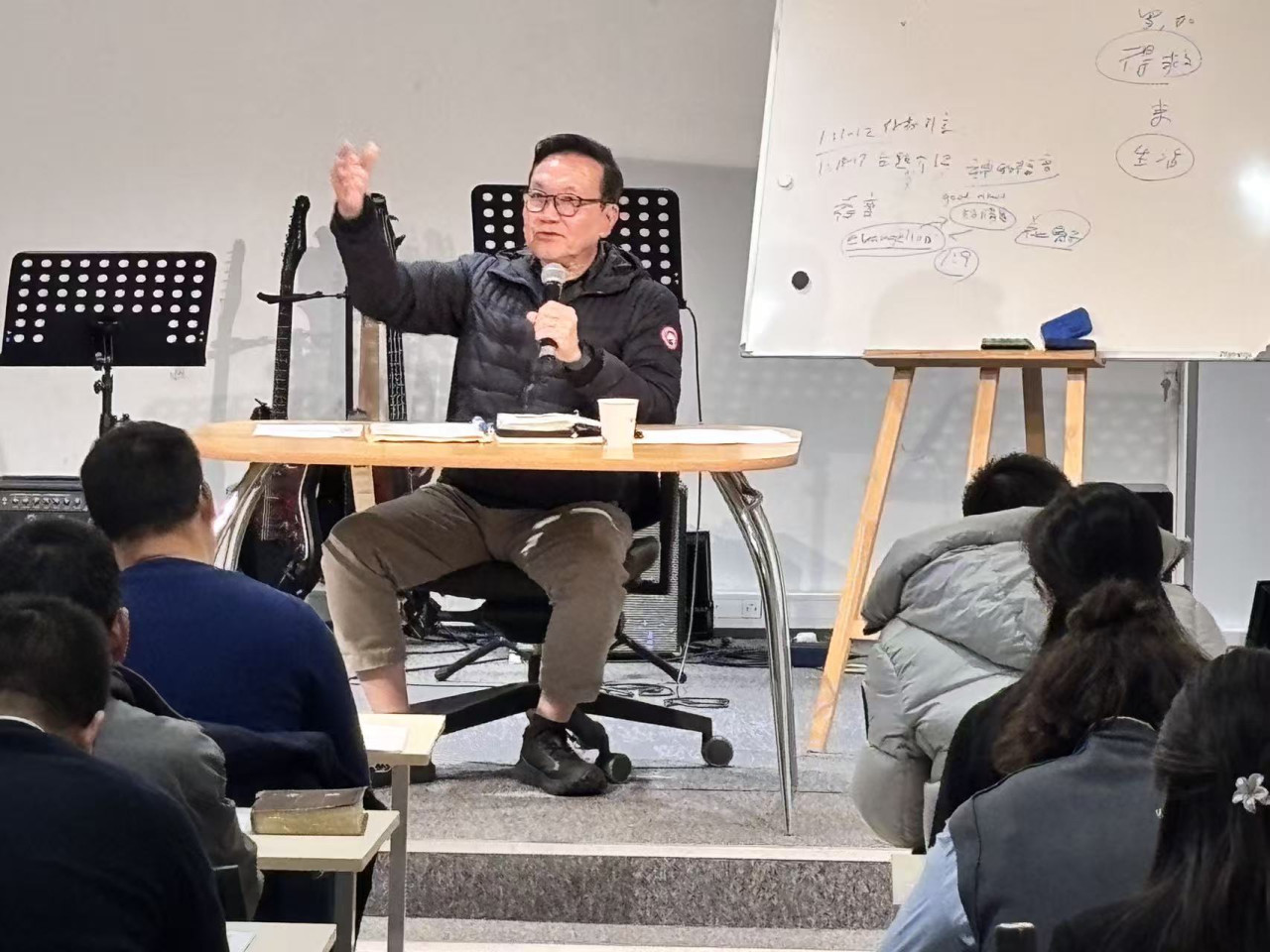 郝繼華牧師於巴黎杏仁樹國際事工教授神學課「神的話語在歐洲的心臟生根發芽」