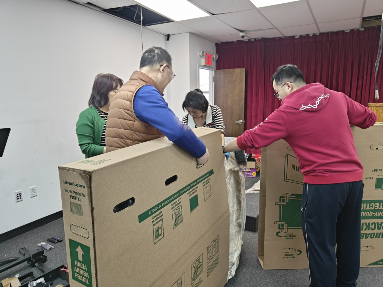 信心聖經教會眾弟兄姊妹齊心搬遷，為主預備新的聚會之所