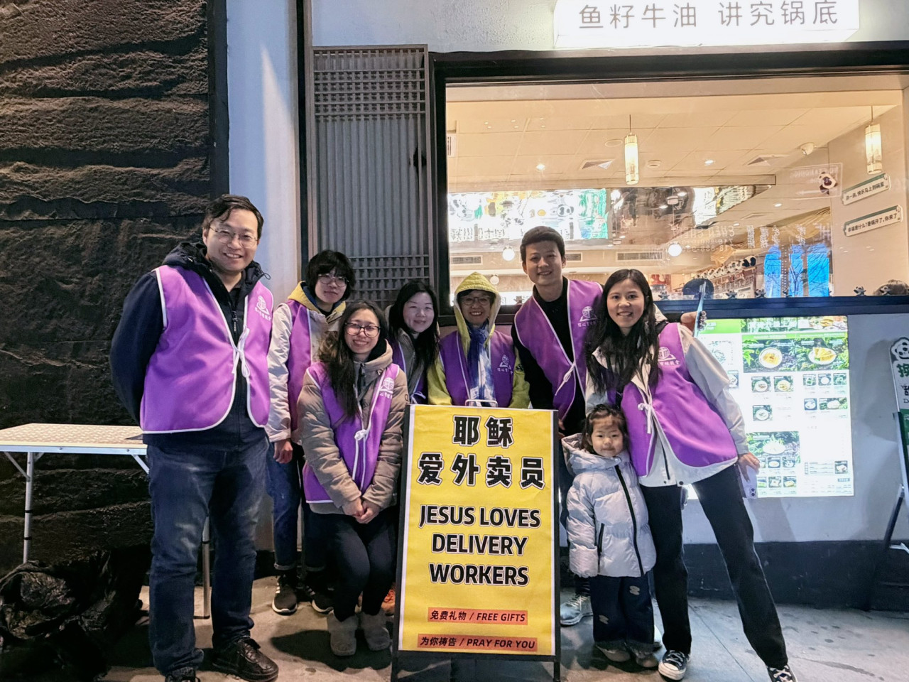 在人群之中傳遞盼望——法拉盛「外賣員關愛行動」溫暖展開